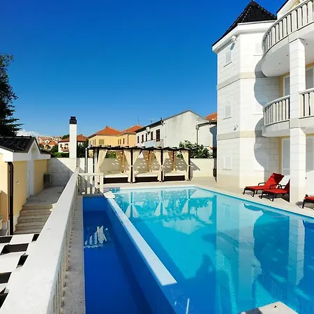 兹拉特科别墅公寓 *